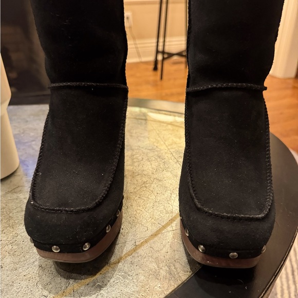 Very comfortable Uggs with  wooden heel which will give you a lot of style - Picture 1 of 6